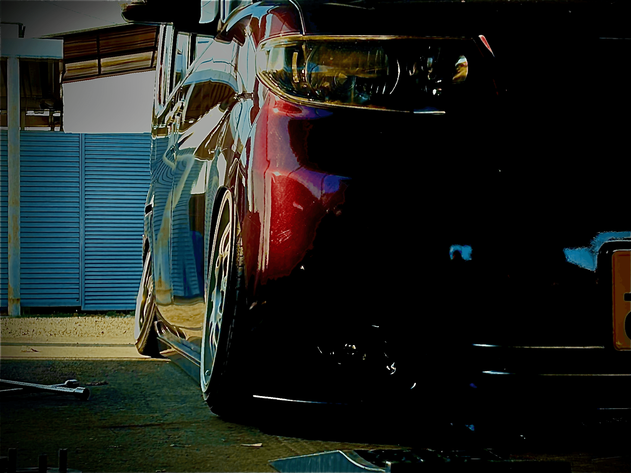 夕暮れのハイウェイを走るSUV。改造車軸部のヒーロービジュアル